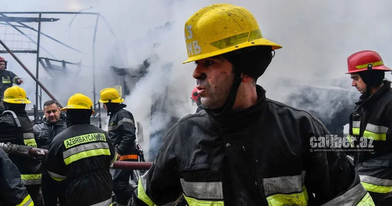 Пожар в бакинской многоэтажке: спасатели МЧС эвакуировали жильцов Видео