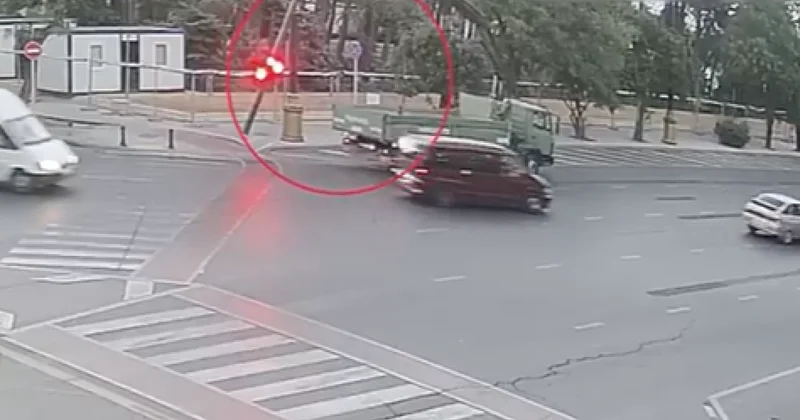 Bakıda yük maşını işıqforu qırdı VİDEO