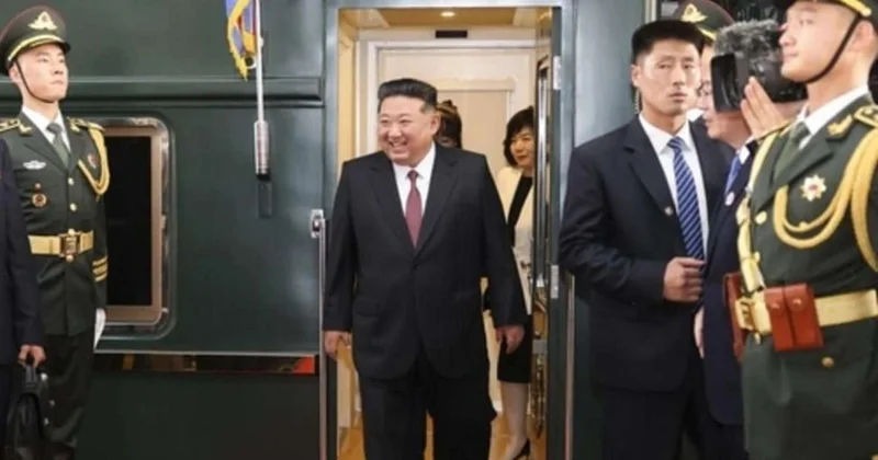 Kim Çen In Çinə səfəri zamanı ilk dəfə qızı ilə görüntüləndi FOTO