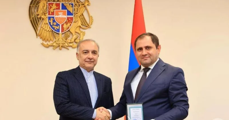Ermənistanın müdafiə naziri təxribatçı səfirə medal verdi