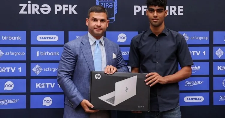 Orxan Məmmədov yüksək bal toplayan futbolçu ilə görüşdü FOTO