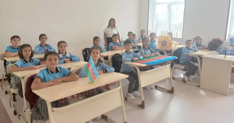“Sinifdə şagirdlərlə arama sərt xətt çəkmirəm” Gənc müəllim