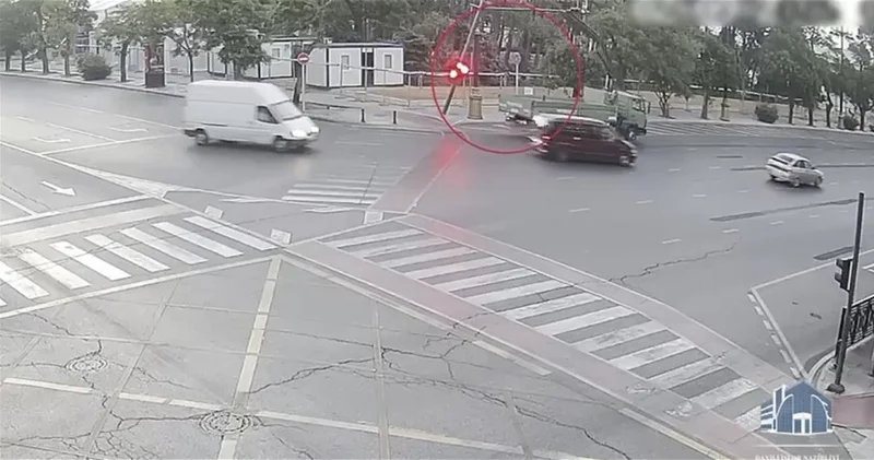 Невнимательность водителя привела к повреждению светофора в центре Баку ВИДЕО