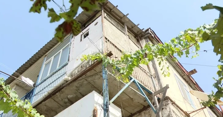 120 летний дом в Баку признан аварийным: жители жалуются на небезопасные условия проживания