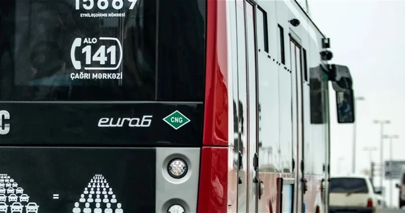 В Баку на одной из центральных улиц удлинили зону автобусной остановки