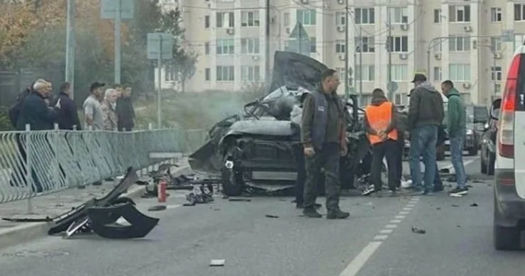 Sevastopolda avtomobil partladılıb Yaralanan var