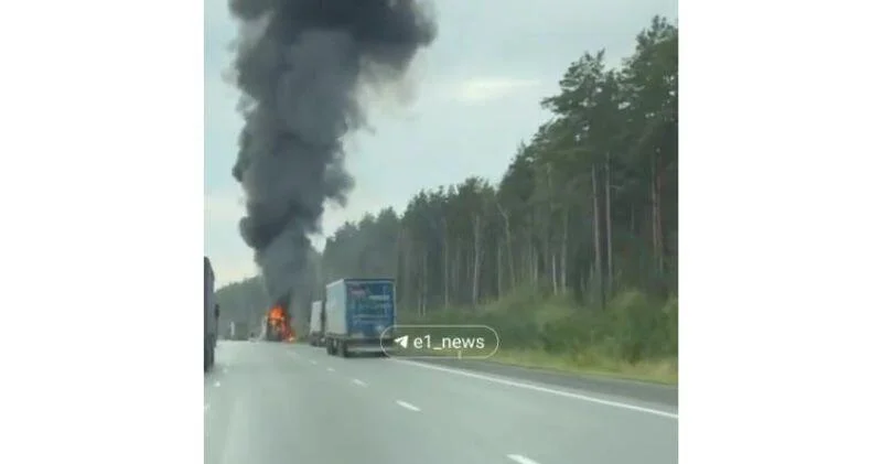 Фура с покрышками вспыхнула на трассе в России ВИДЕО