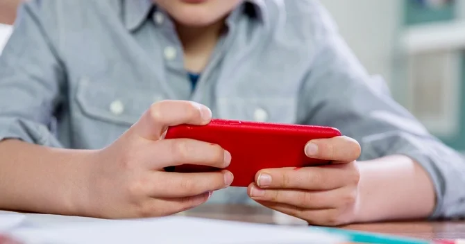 Polşada ibtidai siniflərdə telefon istifadəsinə qadağa qoyuldu