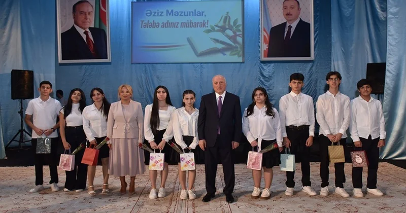 Zakir Fərəcov yüksək bal toplayan məzunlarla görüşüb