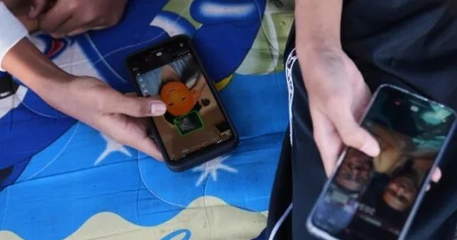 Polşa məktəblərində telefon qadağası