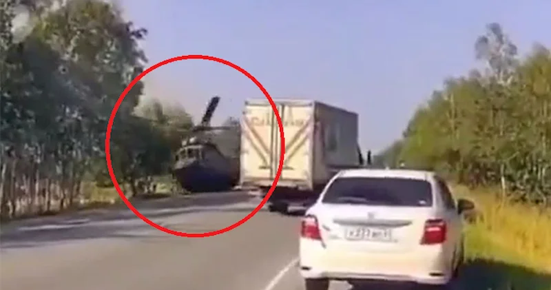 Rusiyada hərbi helikopteri avtomobil yoluna sərt eniş edib Video
