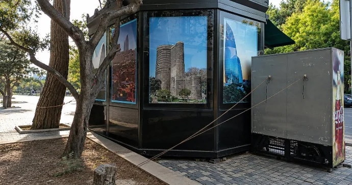 Bakıda ticarət köşklərinin sahibləri soyuducuları ağaclara bağlayır ŞİKAYƏT FOTO