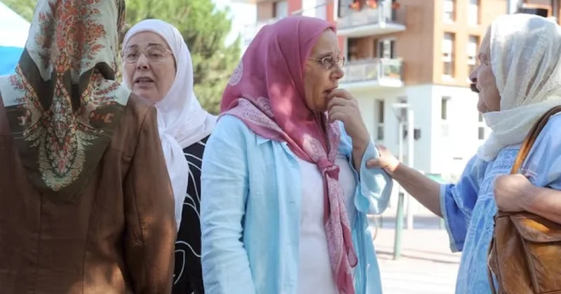 Fransada ictimai yerlərdə hicabın qadağan edilməsi ilə bağlı referendum təşəbbüsü tənqid olunur