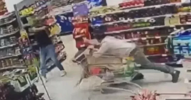Marketdə “silahlı duello”, müştərilərin gözü qarşısında atəş açıldı VİDEO
