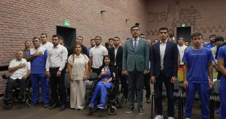 Fərid Qayıbov beynəlxalq yarışlarda uğur qazanan idmançılarla görüşdü
