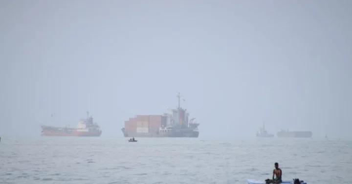 İran: Hörmüz boğazından keçməyə çalışan 2 tanker minaya düşüb