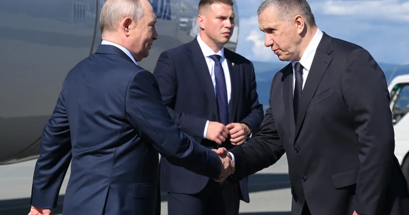 Путин включил в свой кортеж пикап с пулеметом и стал использовать в поездках закрытый трап