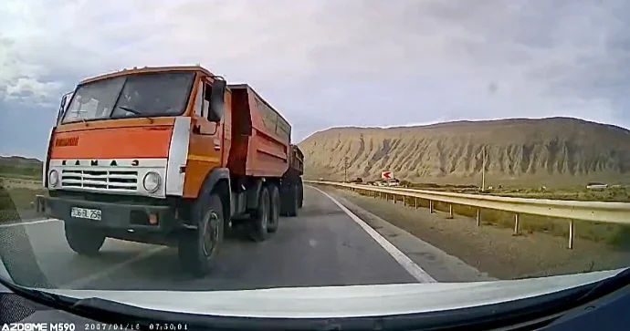 Kobud qayda pozan “KamAZ” sürücüsü ağır qəzadan son anda yayındı VİDEO