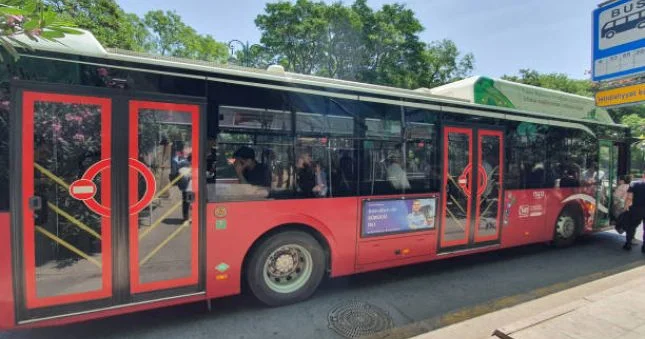 Daşıyıcılara məsafəyə görə pul ödəniləcək Bakıda avtobuslarla bağlı yeni sistem işə düşdü