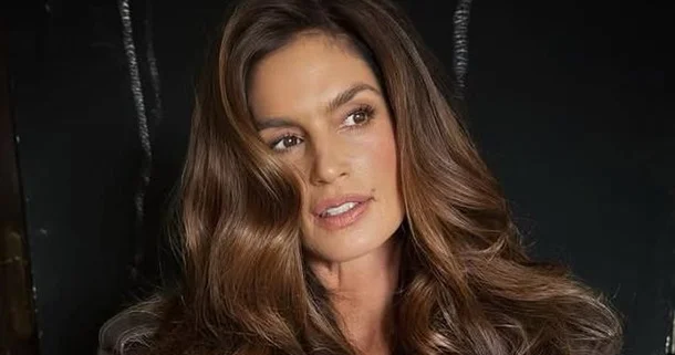 Supermodel ecazkar bədən quruluşu və qarın əzələləri ilə pərəstişkarlarını heyrətləndirdi