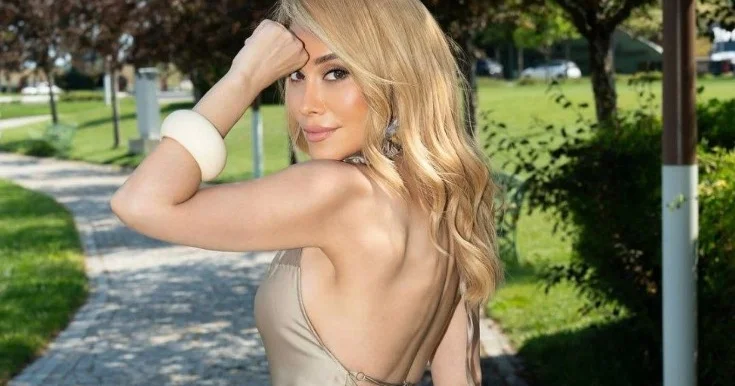 İradənin dərin kürək dekoltesi Foto