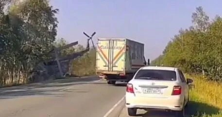 Военный Ми 8 совершил жесткую посадку прямо на трассу на Сахалине ВИДЕО