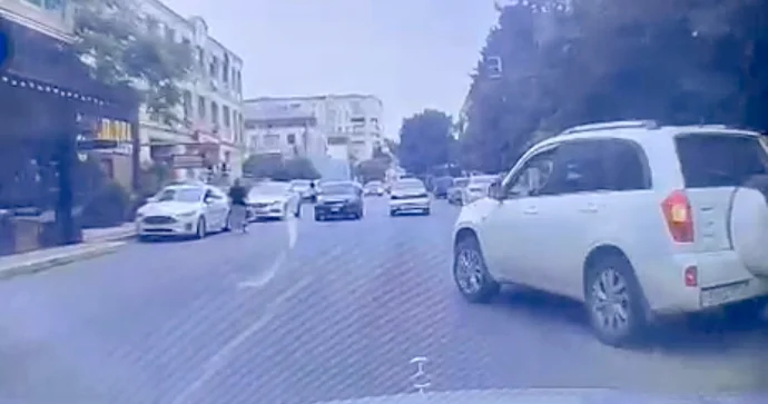 Qəfil yola çıxan sürücü az qala qəza törədəcəkdi 99 UC 774 VİDEO
