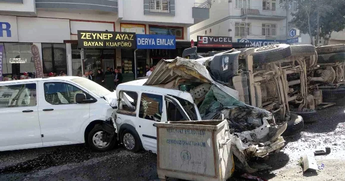 Əyləcində nasazlıq yaranan yük maşını 15 avtomobili əzib aşdı VİDEO