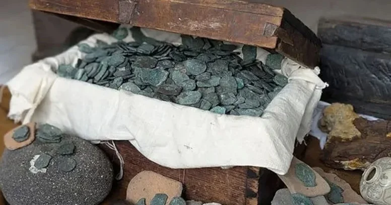300 il əvvəl batmış gəmidən xəzinə tapılıb
