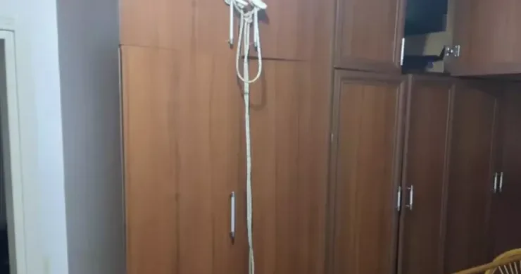 Gənc ana şkafdan özünü asdı