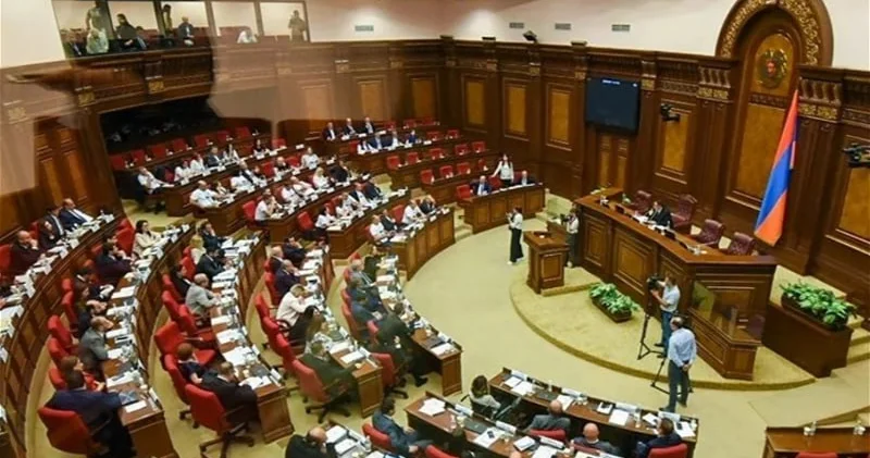 Ermənistan parlamentində Azərbaycanla bağlı fövqəladə iclas Müxalifət zalı tərk etdi