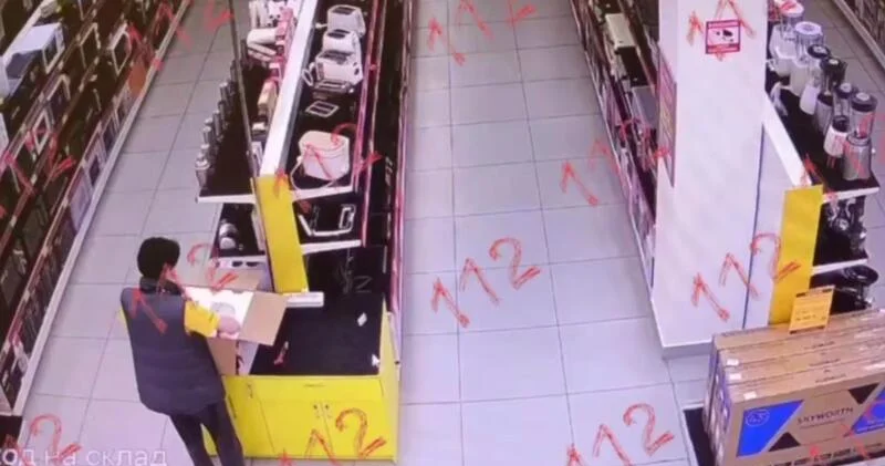На сотрудника магазина в России напала обезьяна ВИДЕО