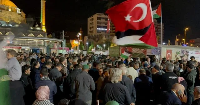 İsrailin Qəzzaya yardım aparan gəmilərə hücumu Türkiyədə etiraz YARATDI FOTO