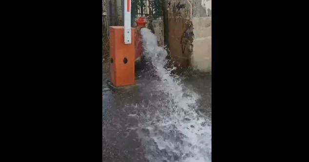В Хырдалане прорвало пожарный гидрант: вода затопила улицу