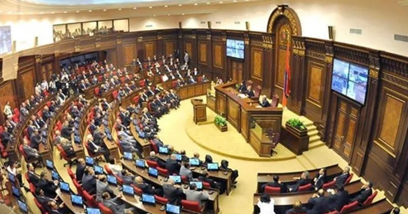 Парламент Армении обсудит мирный договор с Азербайджаном