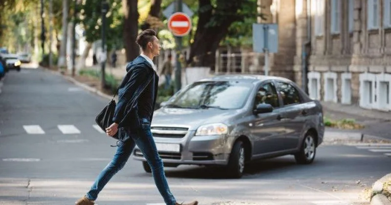 Bakıda təhlükəli piyada keçidi Ölümü gözə alıb buradan keçməlisən!