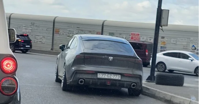 Yeni Yasamalda “Changan” döngəni kəsib hərəkəti çətinləşdirdi FOTO