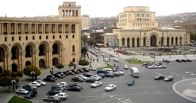 İrəvanda Paşinyanın ofisinin qarşısında etirazlar başladı