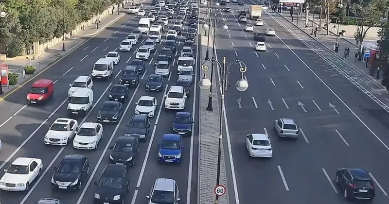 В Баку на тринадцати улицах и проспектах наблюдаются пробки