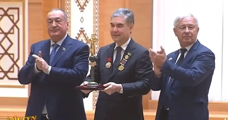 Bakıda tutulan QHT sədri Türkməmnbaşının yaxasına da saxta “Dədə Qorqud” ordeni asıbmış