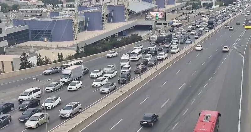 На ряде улиц и проспектов Баку затруднено движение транспорта
