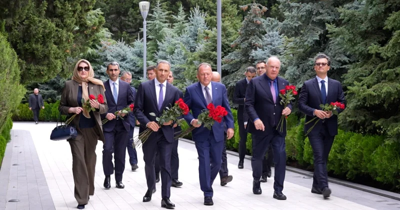 Bakıda cüdo üzrə dünya çempionatı öncəsi Fəxri xiyaban və Zəfər abidəsi ziyarət edilib