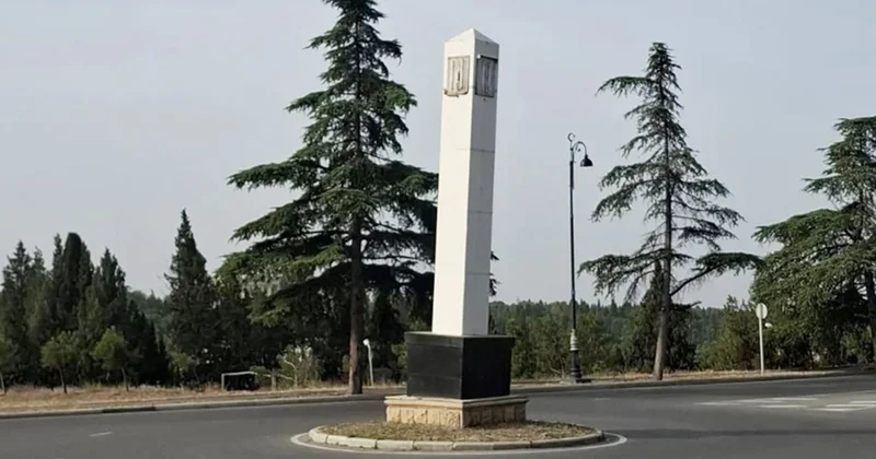 Gəncədə yolun ortasındakı abidə əyildi Video
