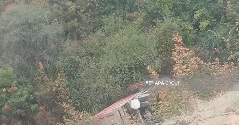 Şəmkir Gədəbəy yolunda yük maşını dərəyə aşıb FOTO