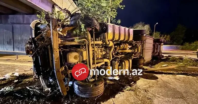Azərbaycana ətir daşıyan TIR aşdı, sürücüsü yaralandı