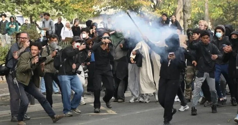 Şagird etirazları nəzarətdən çıxır Avtobuslar yandırıldı