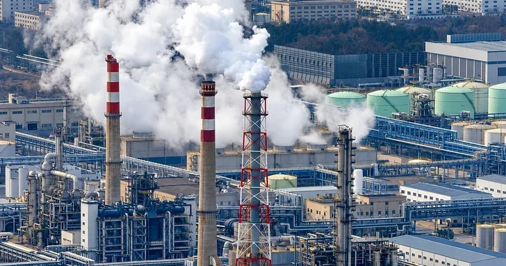 От российских НПЗ до Европы: как один удар запускает цепную реакцию