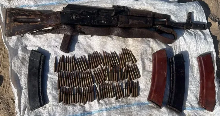 Bakıda məhkumun çimərlikdə gizlətdiyi Kalaşnikov tapıldı