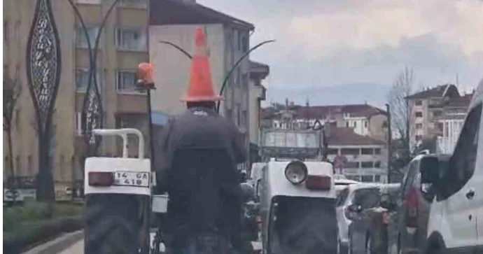 Başına yol konusu keçirən sürücü belə traktor sürdü FOTO