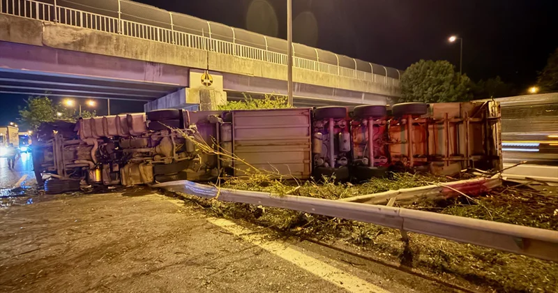 Türkiyədə sürücüsü azərbaycanlı olan yük maşını aşdı